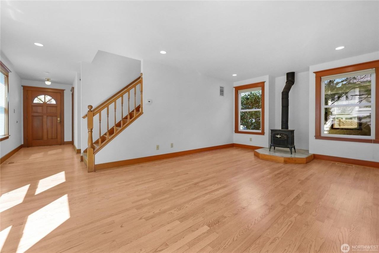 5122 26th Ave Ne - Photo 3 of 21
