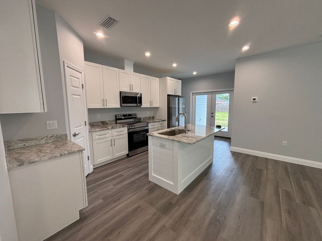 2940 Hall Ave - Photo 4 of 22