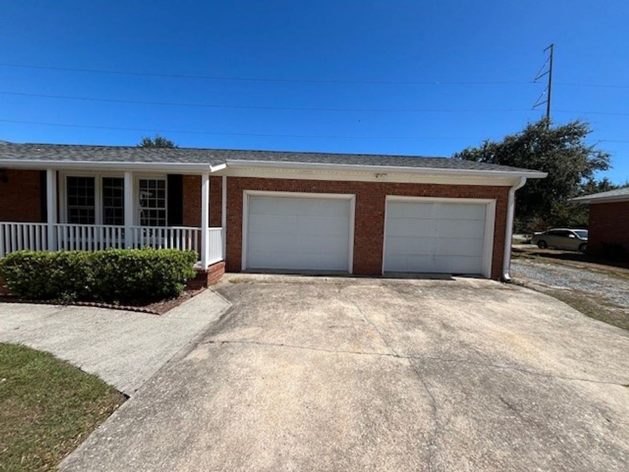 421 Robert E Lee Dr - Photo 2 of 28