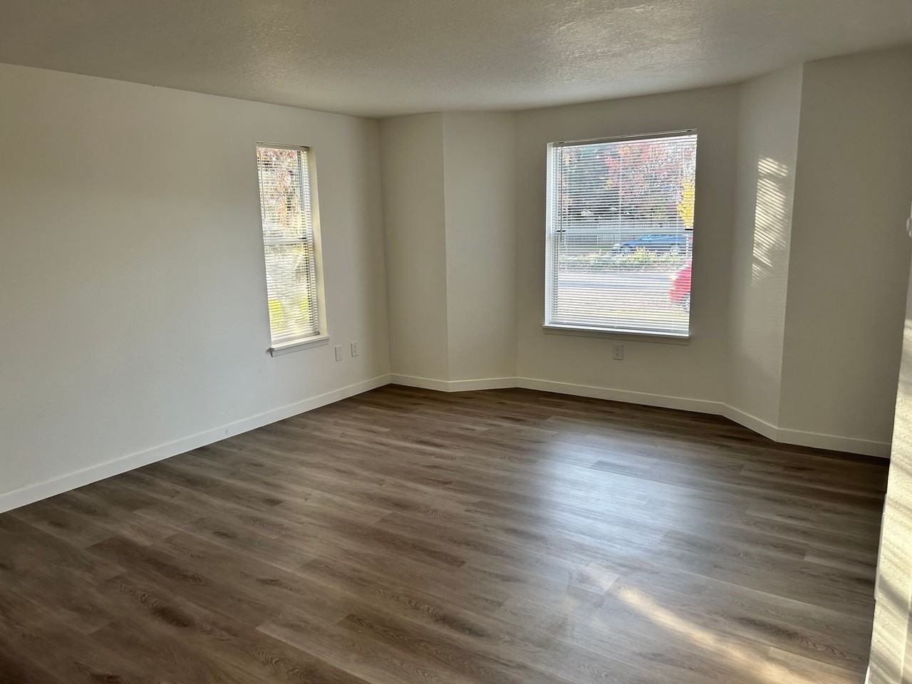 Large 2 Bed Duplex with Walk In Closets/Private Back Yard - Photo 2 of 17