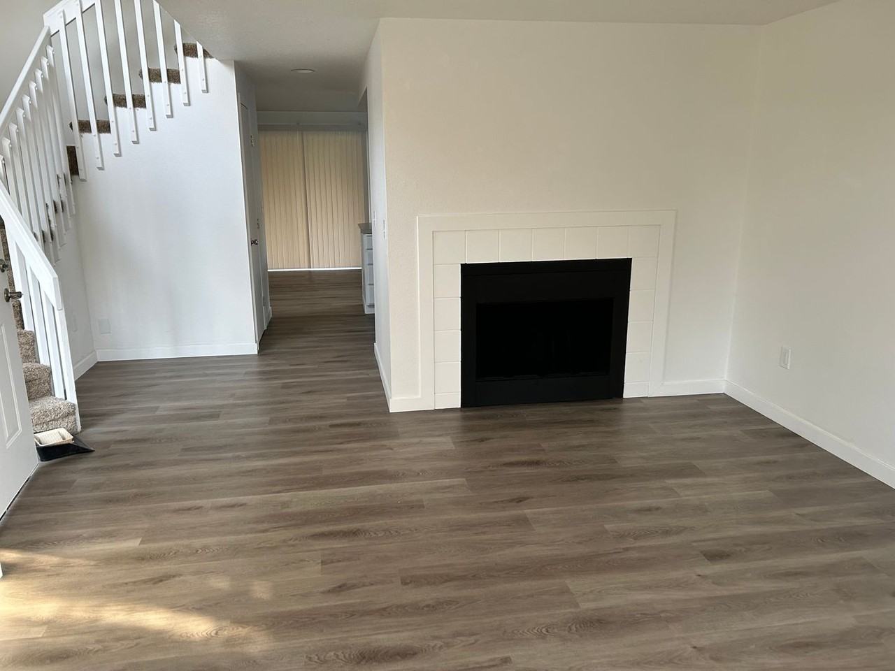 Large 2 Bed Duplex with Walk In Closets/Private Back Yard - Photo 3 of 17