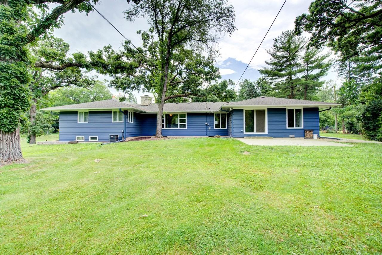 24W360 Hemlock Ln - Photo 4 of 37