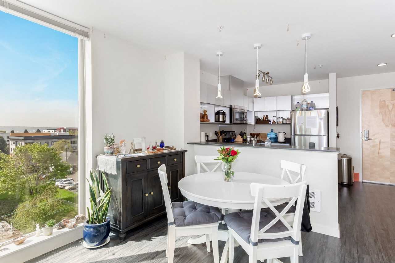 Decibel on 12th - Photo 6 of 25