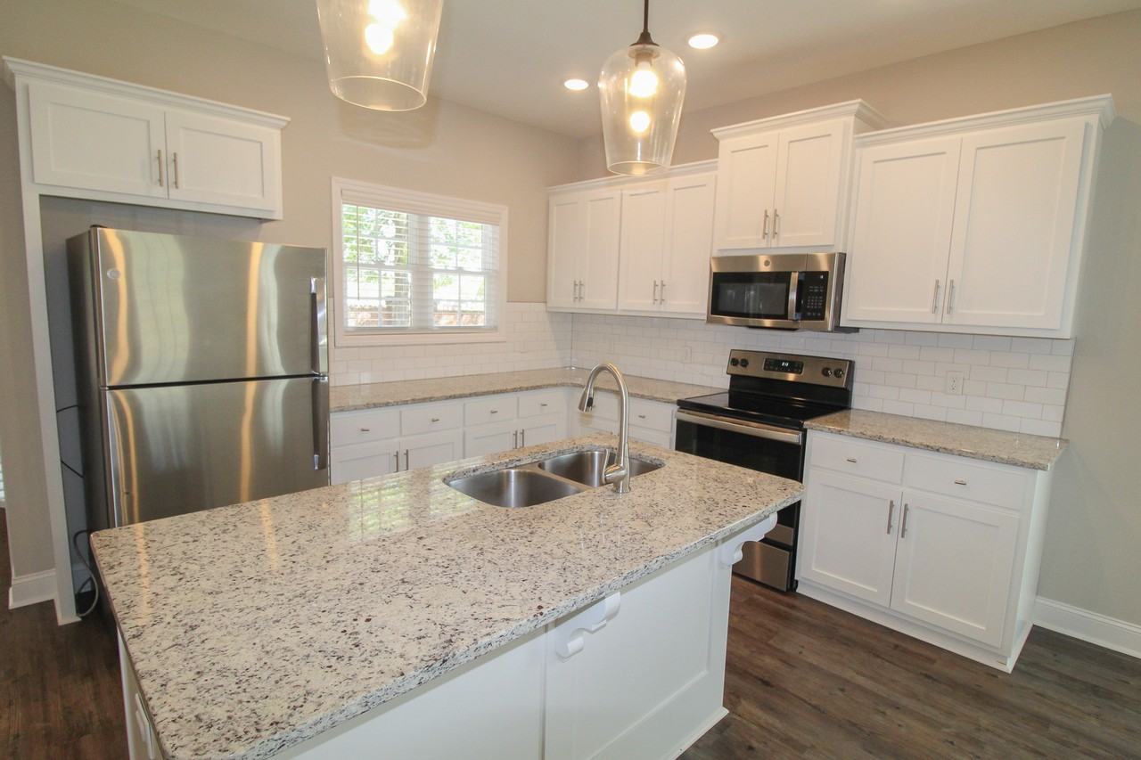 33 Grove Cir - Photo 4 of 23