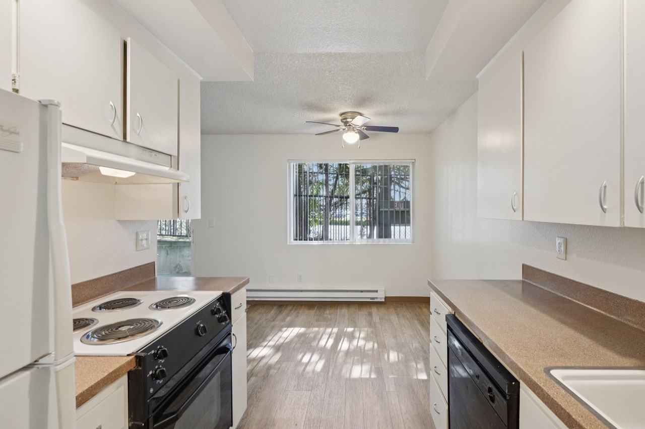 Georgetown Manor Apartments - Photo 2 of 37