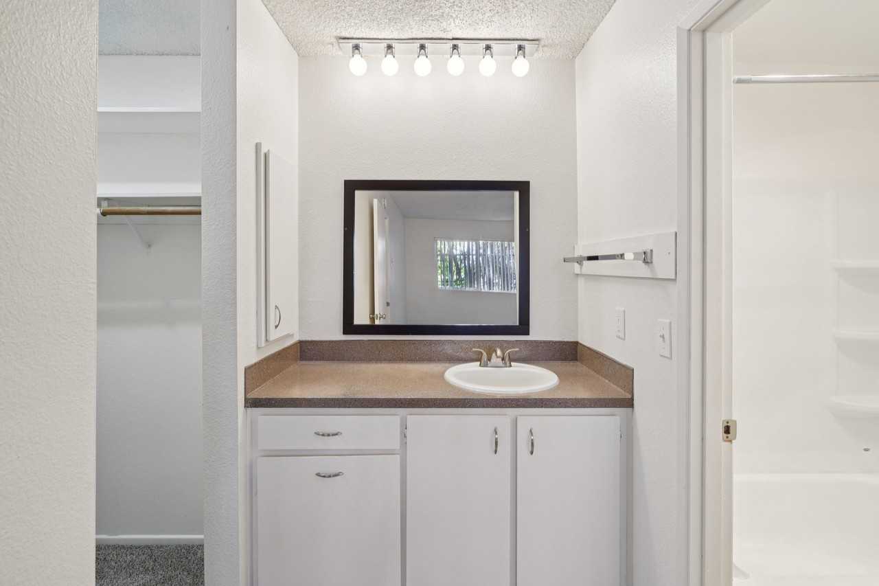 Georgetown Manor Apartments - Photo 6 of 37