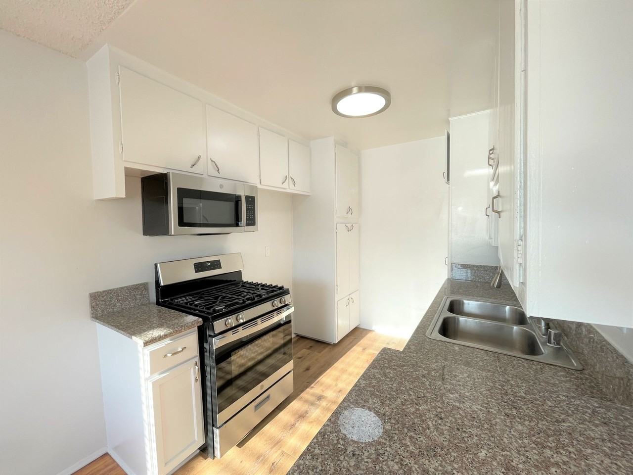 5715 Vineland Ave - Photo 4 of 13