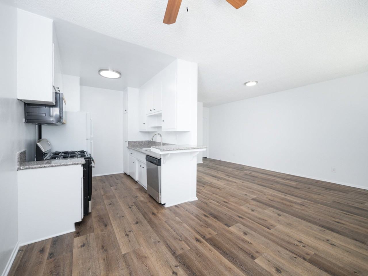 5715 Vineland Ave - Photo 5 of 13