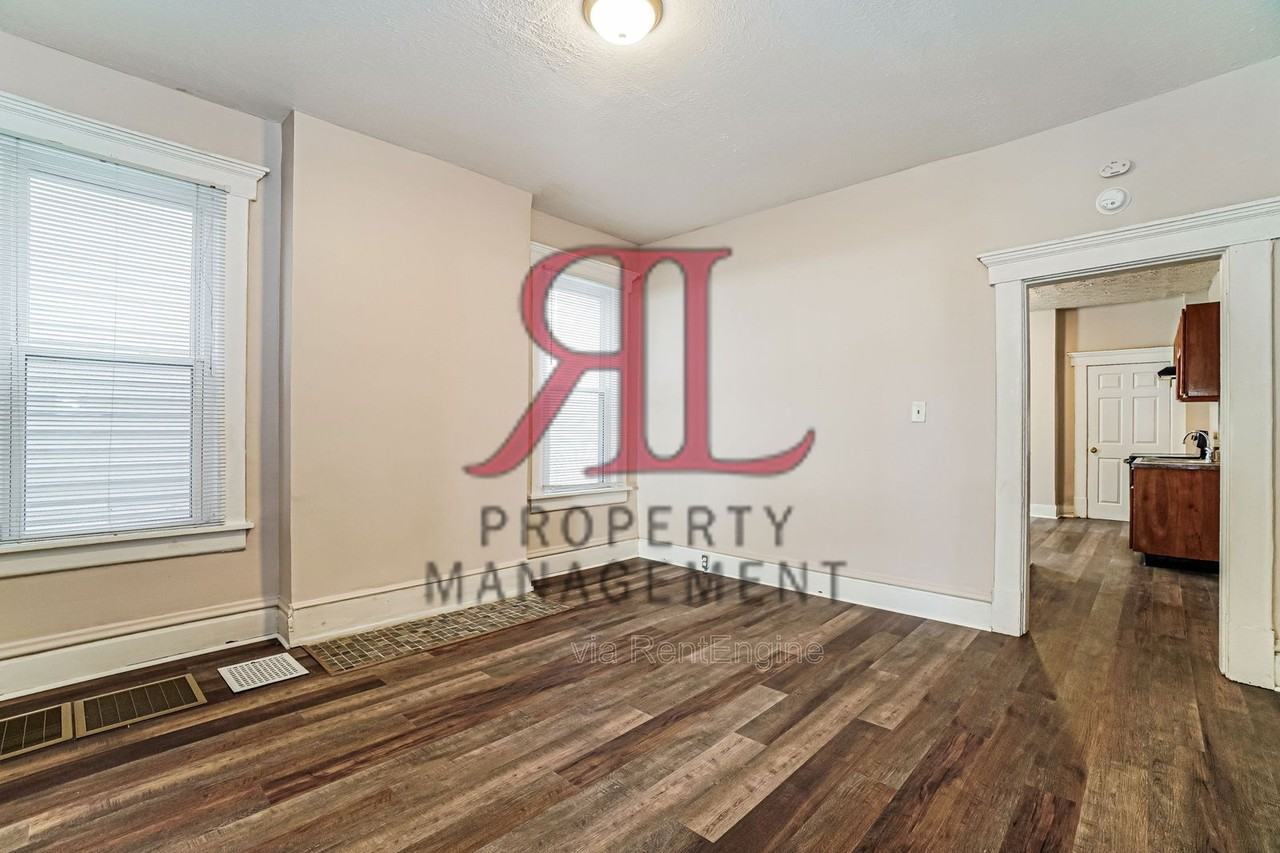 623 Gilbert St - Photo 6 of 45