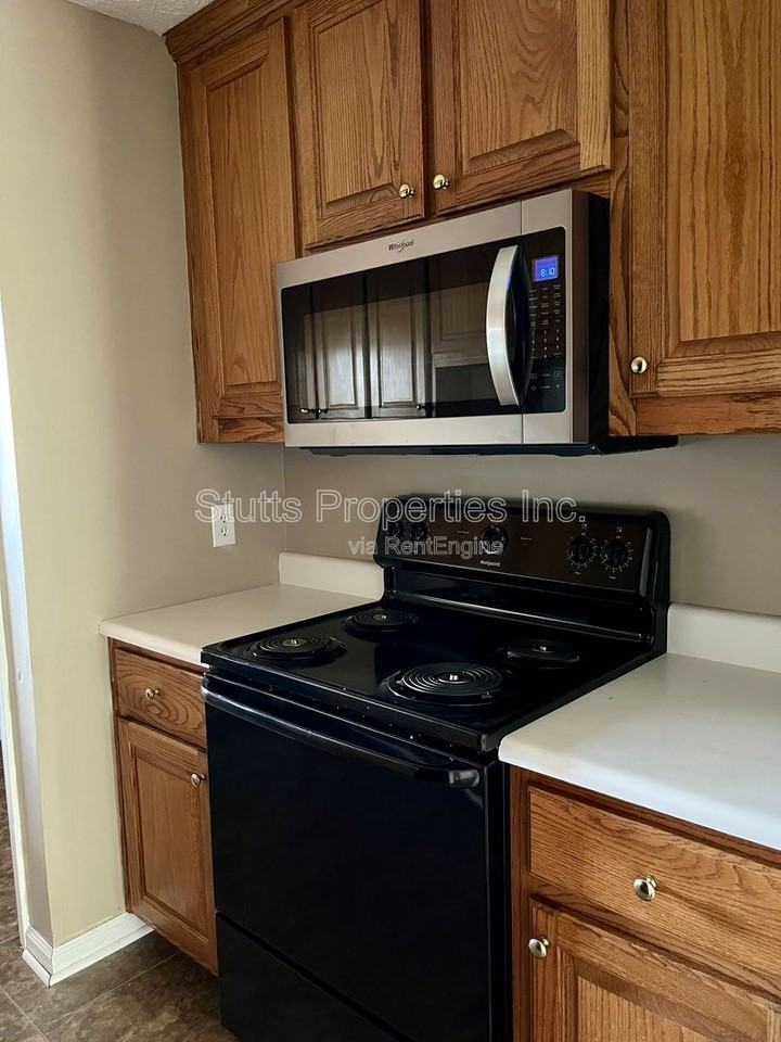 410 Jackson Ave #D - Photo 2 of 8