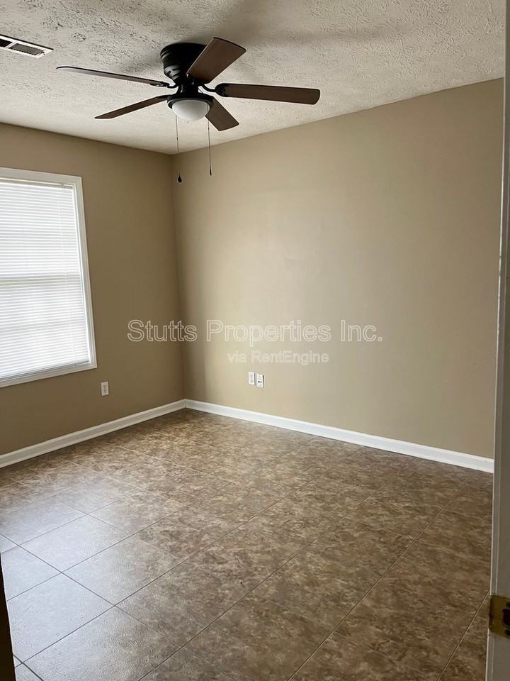 410 Jackson Ave #D - Photo 4 of 8