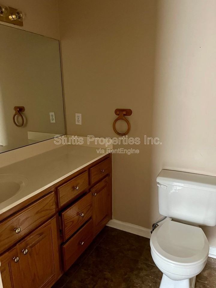 410 Jackson Ave #D - Photo 5 of 8