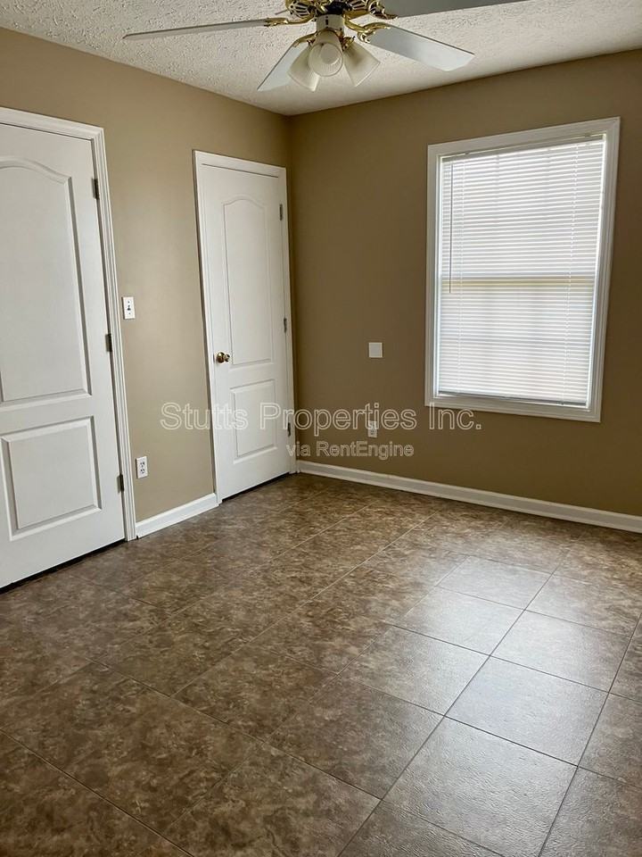 410 Jackson Ave #D - Photo 6 of 8