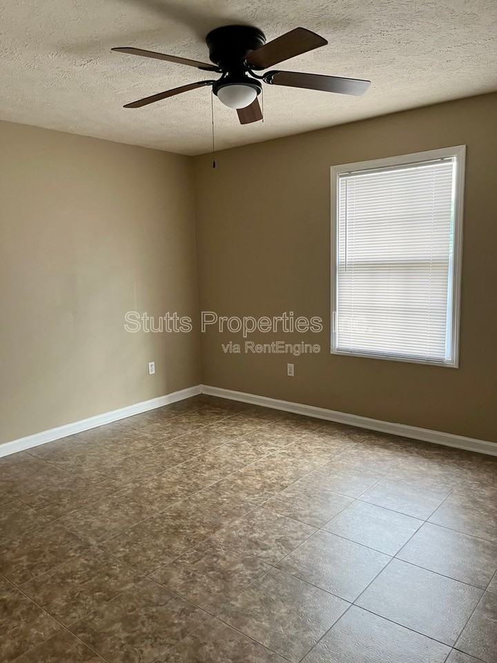 410 Jackson Ave #D - Photo 7 of 8