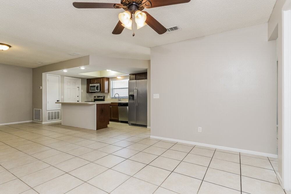2429 Franklin Dr - Photo 4 of 16