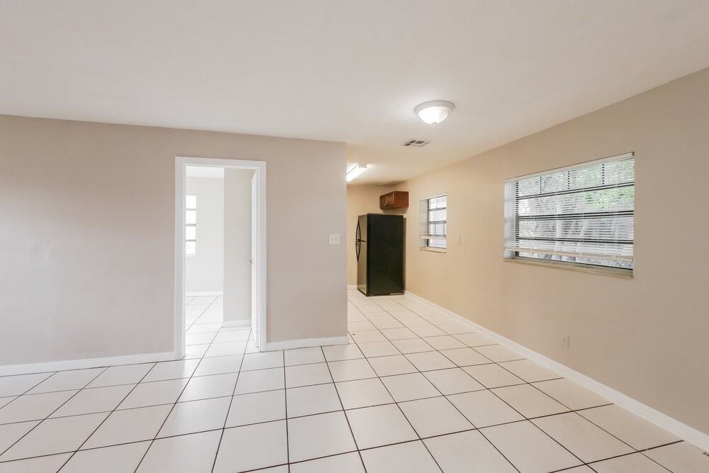 3401 Nw 18th Pl - Photo 3 of 16