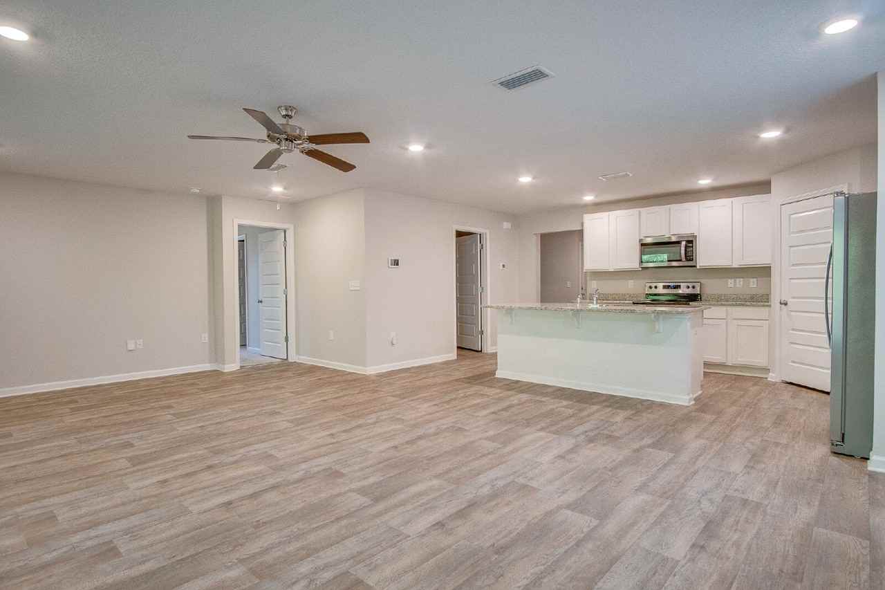 7818 Lakeside Oaks Dr - Photo 2 of 30