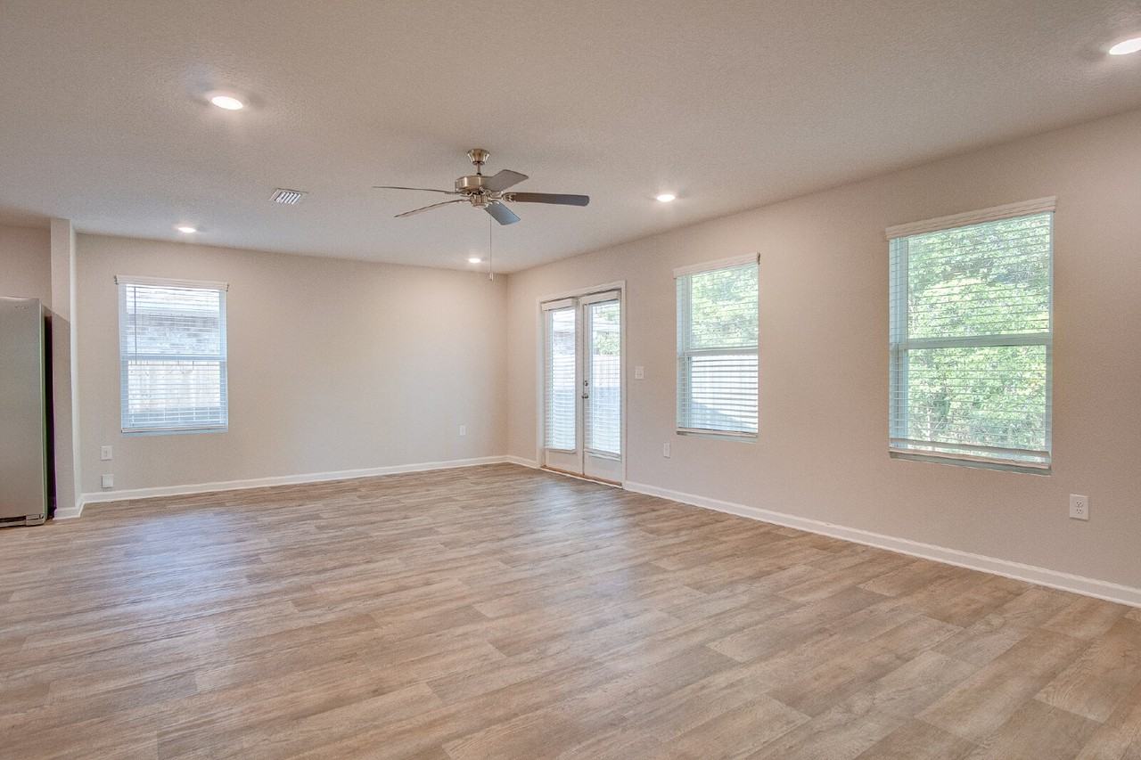 7818 Lakeside Oaks Dr - Photo 3 of 30