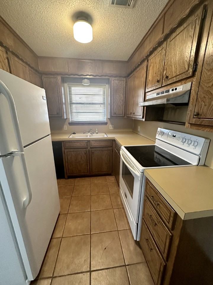 2426 Webster Ave - Photo 3 of 6