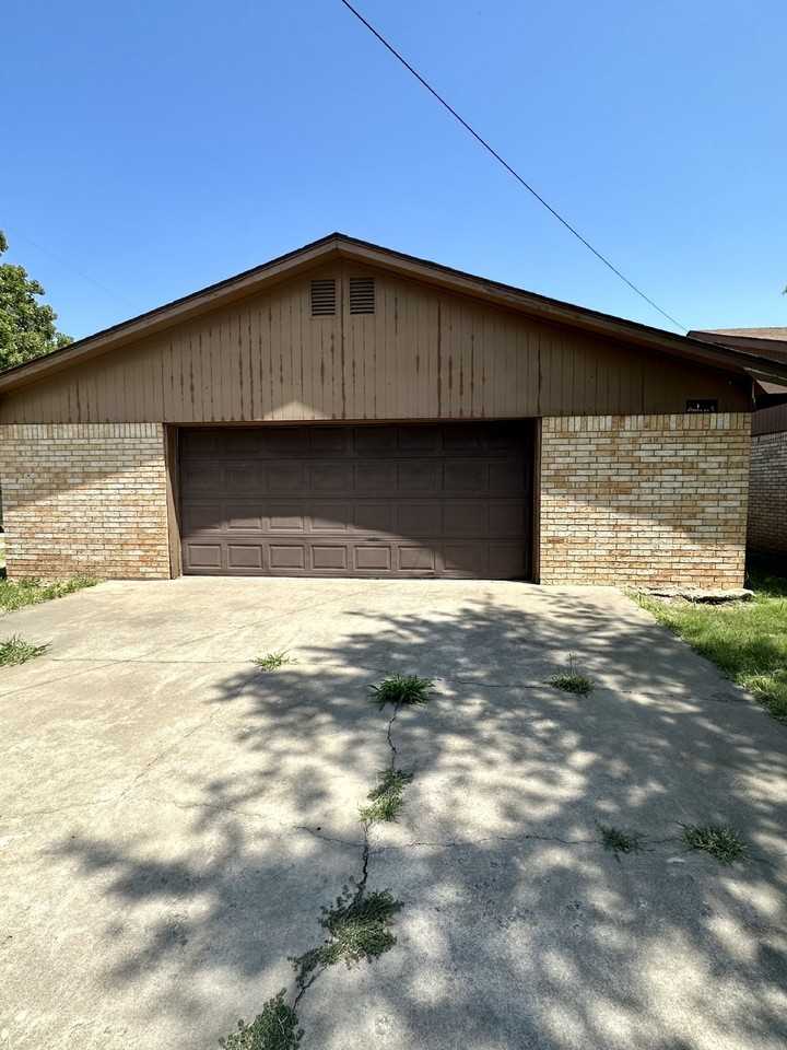 2426 Webster Ave - Photo 6 of 6