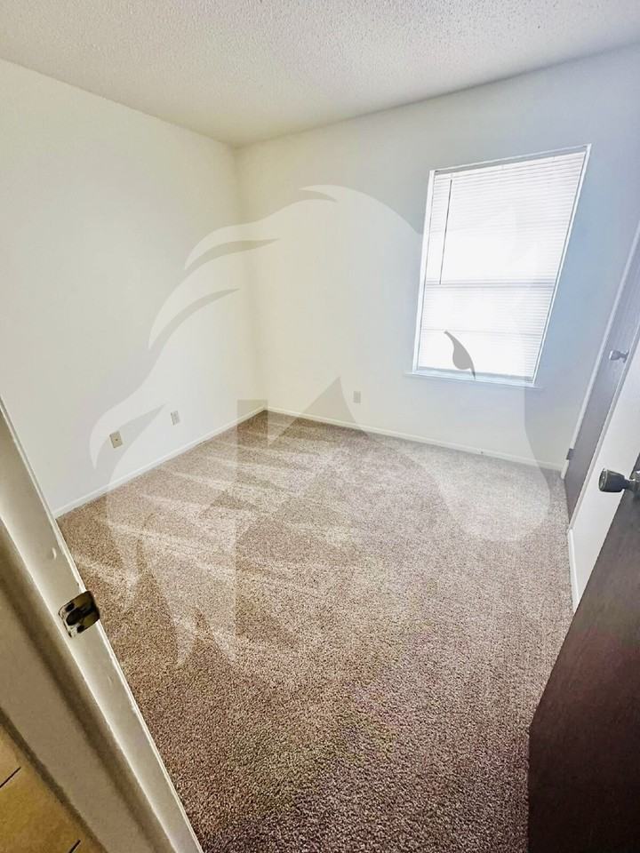 618 Highland Cir - Photo 3 of 6