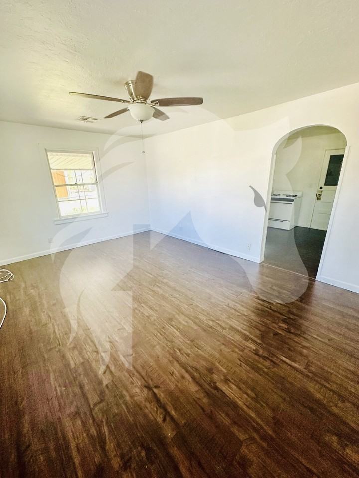 1115 15th St - Photo 2 of 6