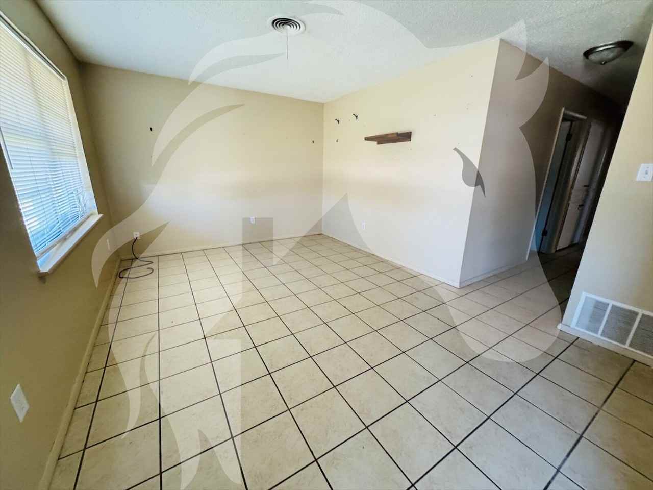 4820 Nw Hoover Ave - Photo 2 of 9