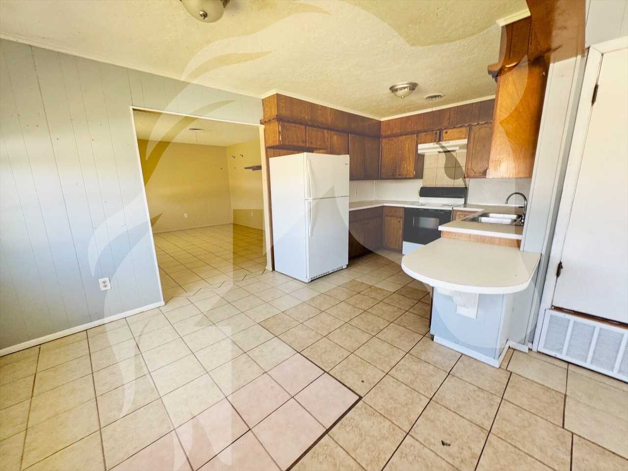 4820 Nw Hoover Ave - Photo 3 of 9