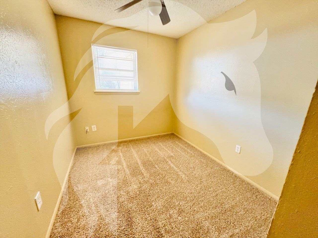 4820 Nw Hoover Ave - Photo 5 of 9