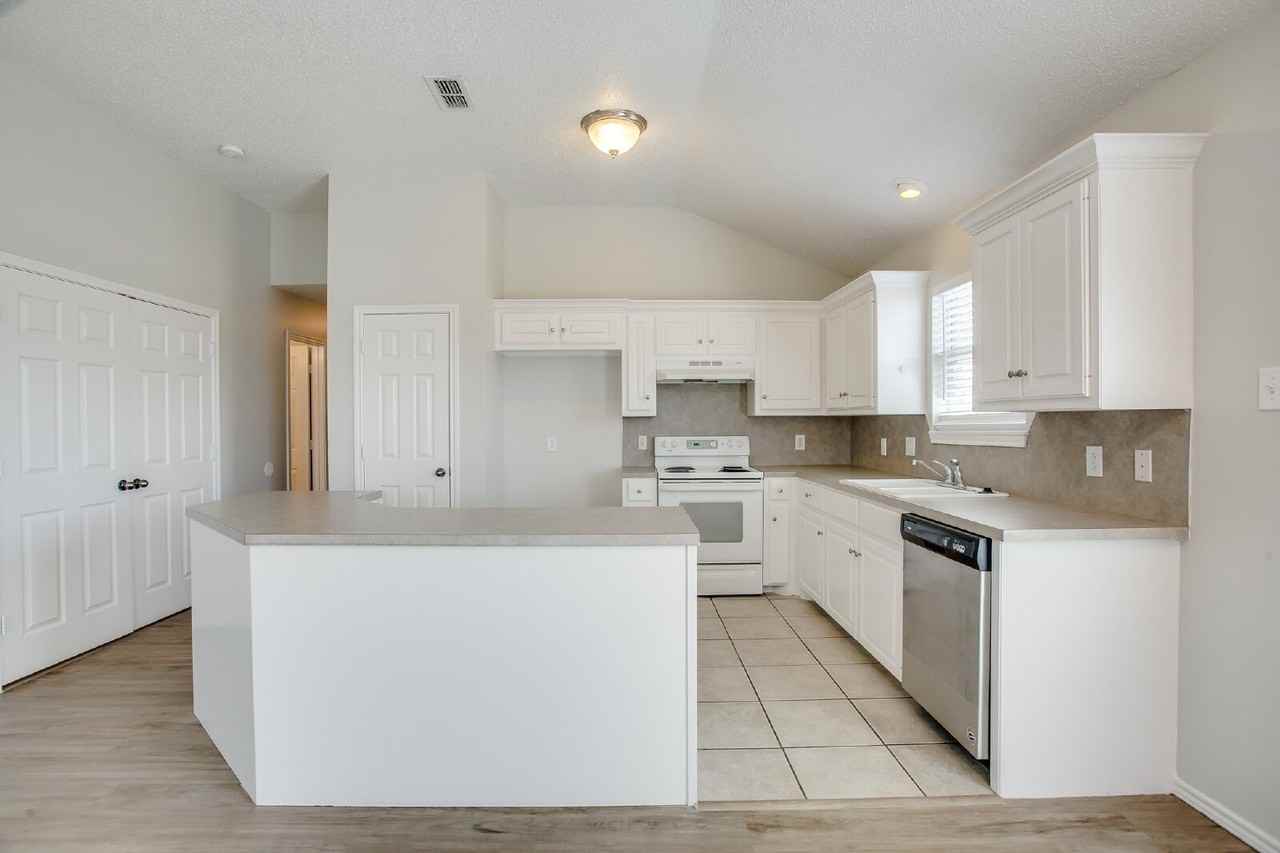 9708 Avenue U - B - Photo 4 of 12