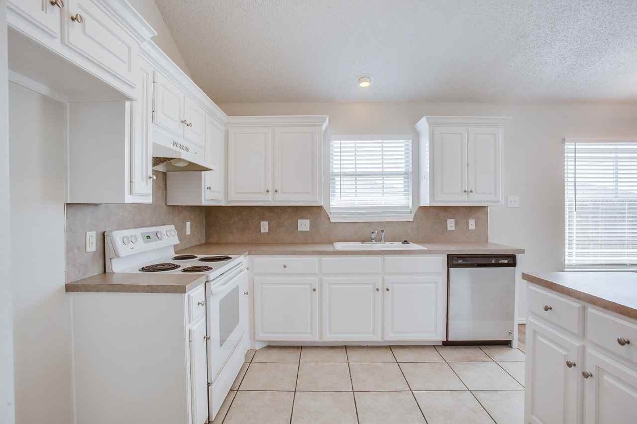 9708 Avenue U - B - Photo 5 of 12