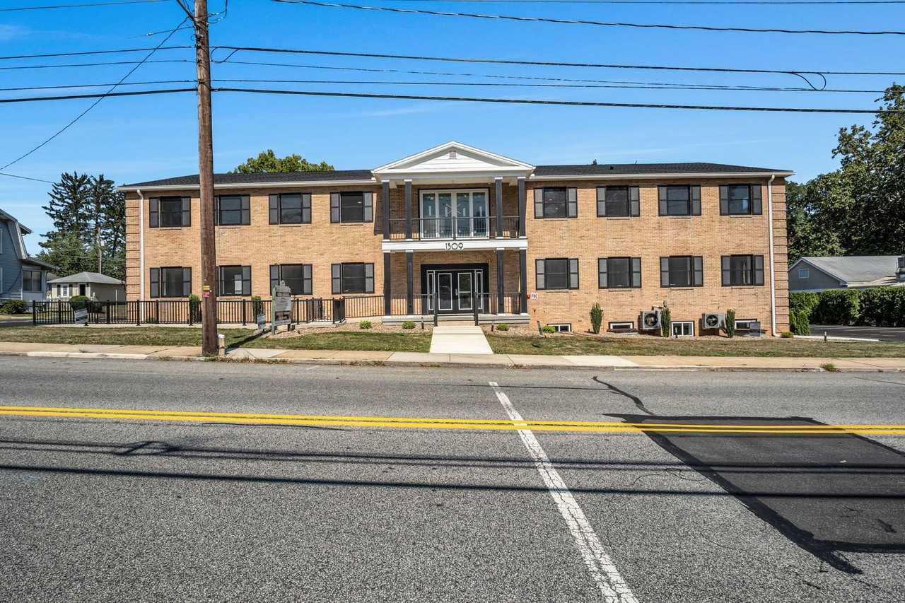 1309 N Bridge Street - Photo 2 of 50