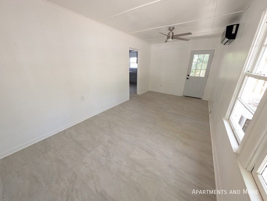 912 Sycamore St - Photo 3 of 17