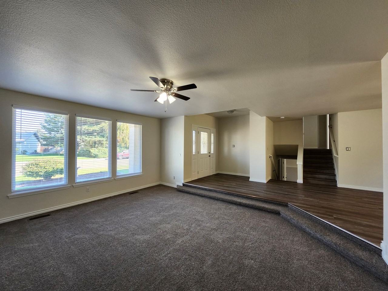 411 W 21st Pl - Photo 5 of 29