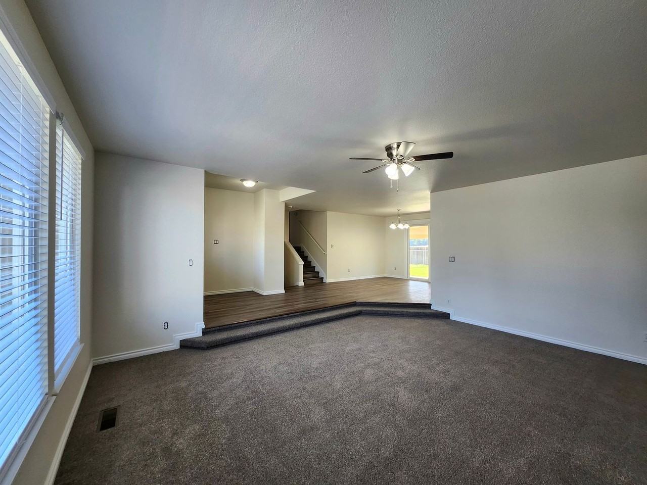 411 W 21st Pl - Photo 7 of 29