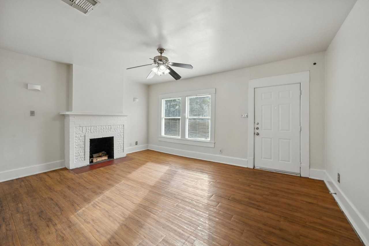 2902 Pearl St - Photo 6 of 50
