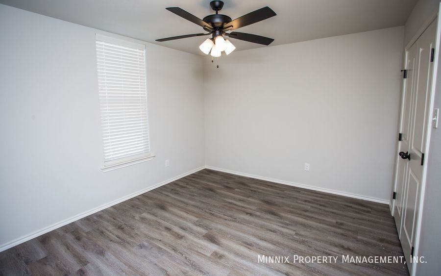 2707 137th St - Photo 4 of 36