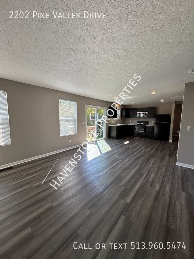 2202 Pine Valley Dr - Photo 4 of 16