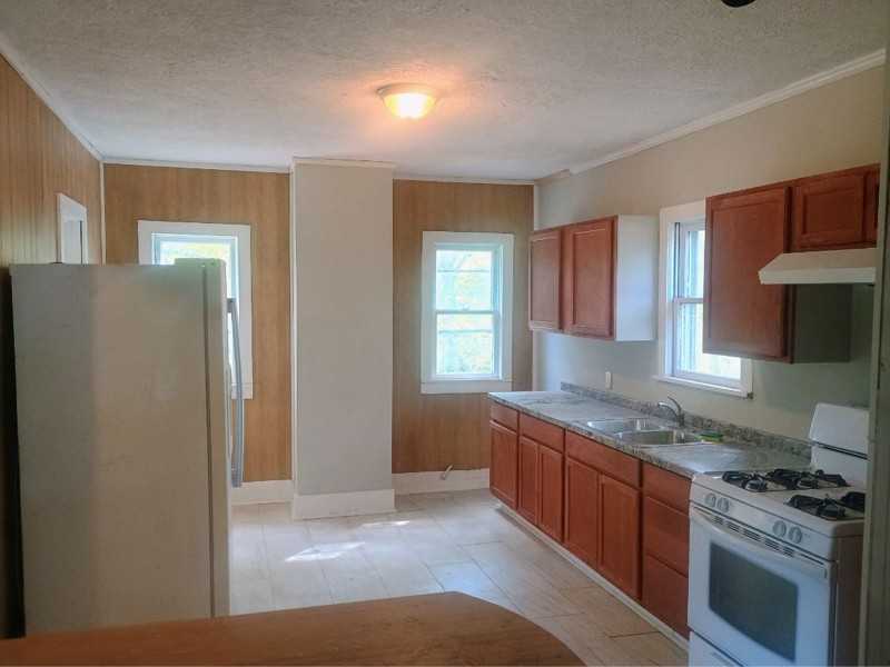 301 E Olive St - Photo 6 of 11