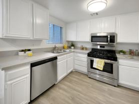 2 BED, 2.5 BATH TOWNHOUSE UNIT * NORTH GLENDALE * WASHER DRYER - Photo 1 of 1