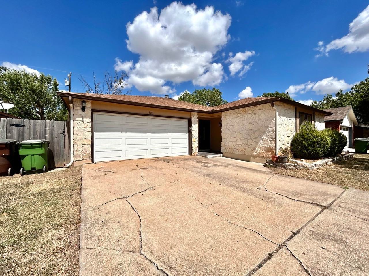 1306 Troy Ln - Photo 2 of 32