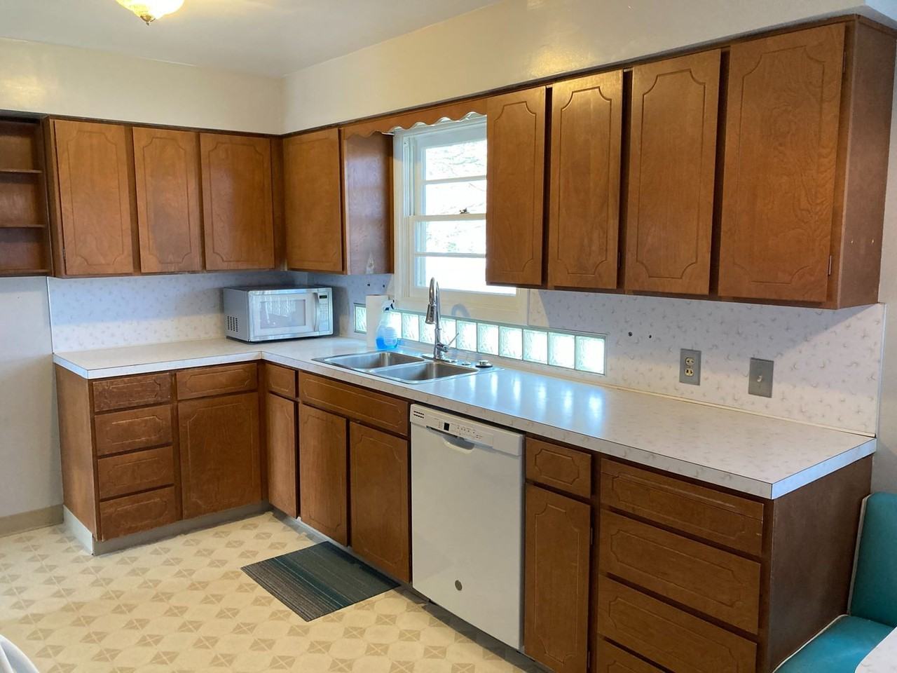 2310 9th Ave Se - Photo 4 of 9