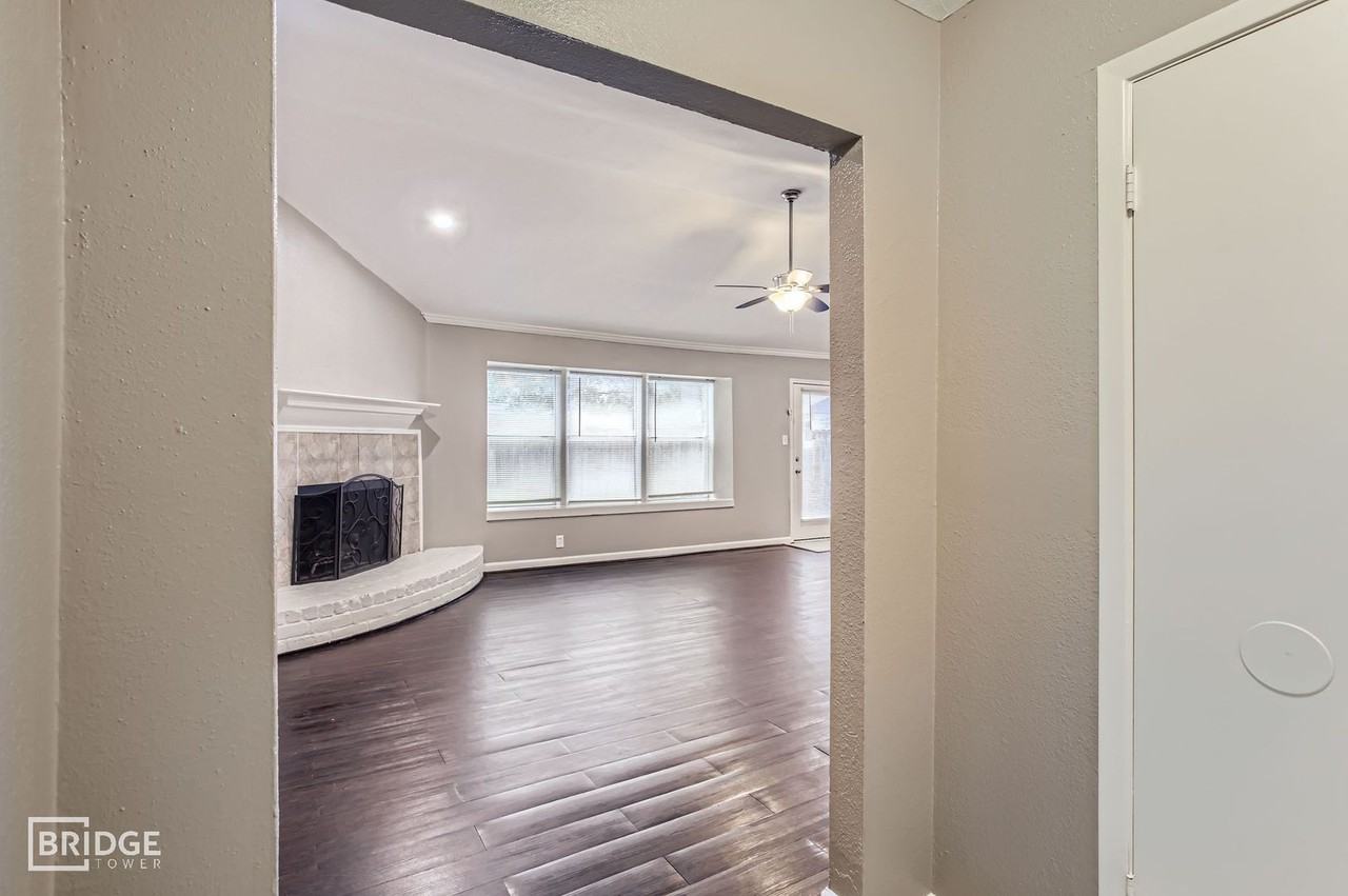 5607 Circlegate Dr - Photo 4 of 31