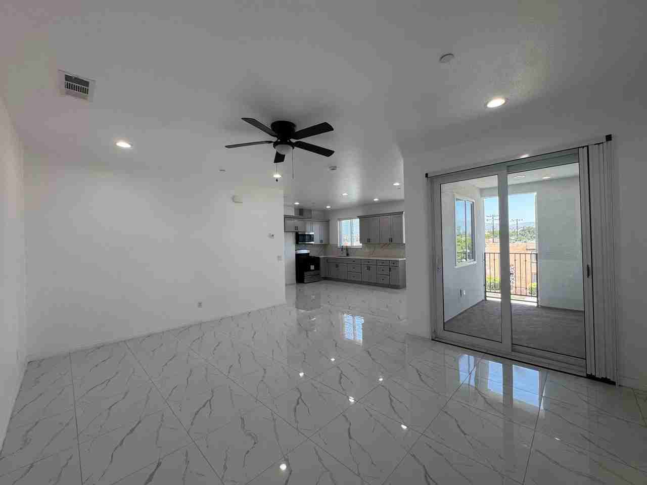 Newport Fontana - Photo 5 of 16