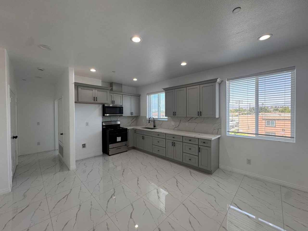 Newport Fontana - Photo 6 of 16