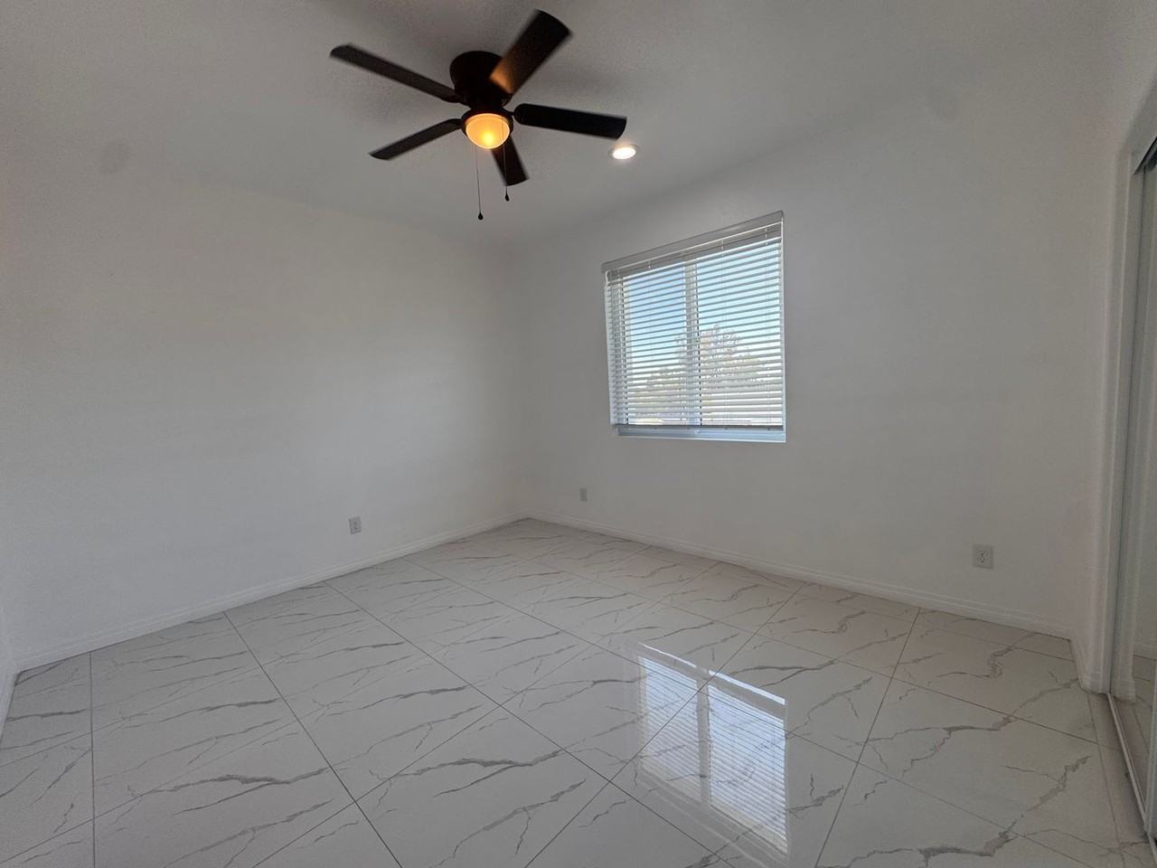 Newport Fontana - Photo 7 of 16