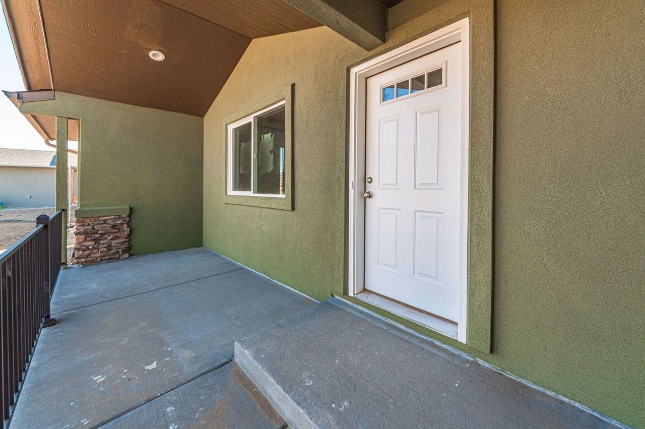 467 S Laporte Dr - Photo 3 of 34