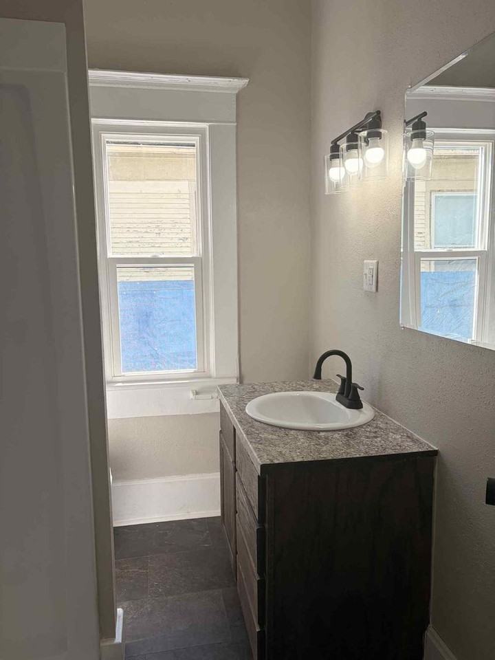 1712 S Connor Ave - Photo 5 of 16