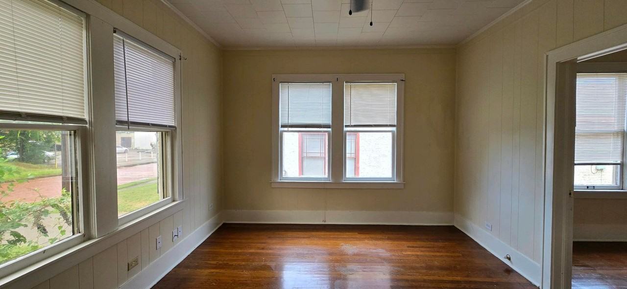 420 S Spring Ave - Photo 3 of 12