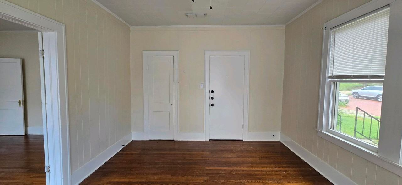 420 S Spring Ave - Photo 4 of 12